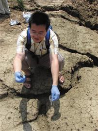 于昊在湖底采集铁疙瘩标本